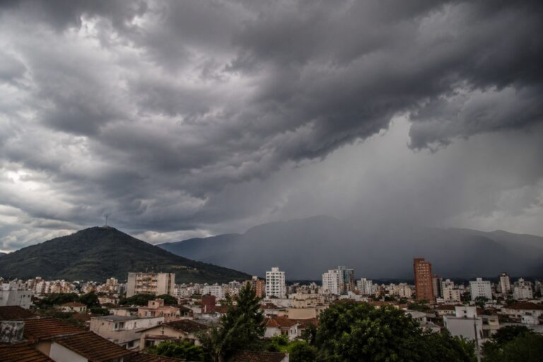 Alerta por frío y lluvia débil: el pronóstico meteorológico para Salta este domingo