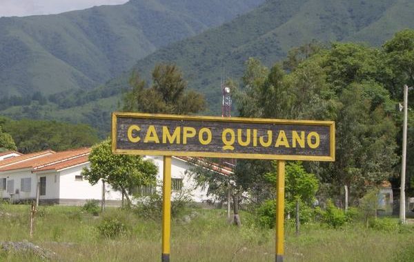 Quedó grabado en las cámaras: denunciaron a un adolescente por amedrentar a estudiantes a la salida del colegio