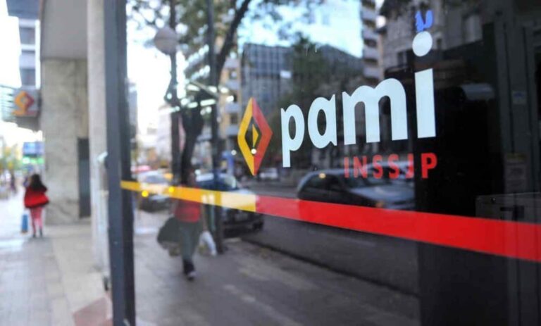 Crece la bronca con PAMI Salta: derivaciones al sistema público y denuncias de jubilados